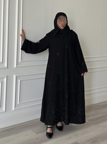 عباية نص كلوش قماش(ملكي) تطريز اسود