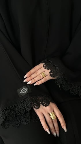 عباية كلوش قماش(انترنت) كلفه بالاكمام واسفل العباي...