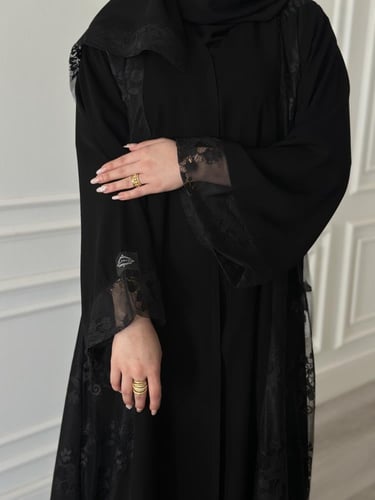 عباية نص كلوش اضافه دانتيل قماش(ملكي)