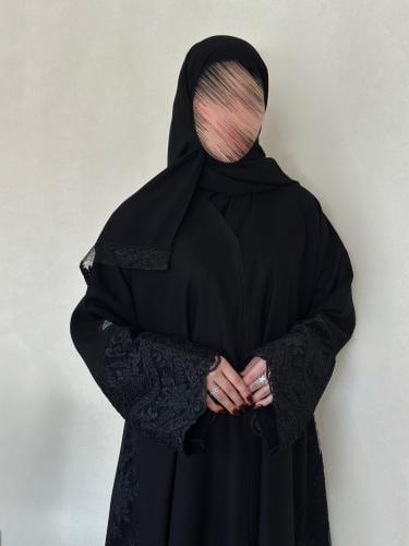 عباية نص كلوش قماش(كريب)اكمام وجوانب دانتيل