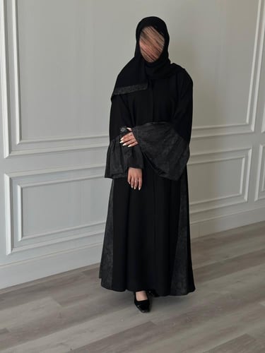 عباية نص كلوش قماش(كريب) بكسرات من الجنب