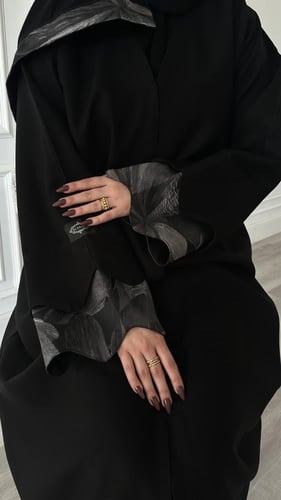 عباية نص كلوش قماش(كريب)باكمام جاكار