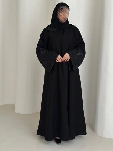 عباية نص كلوش قماش(كريب) بأكمام دانتيل ورد