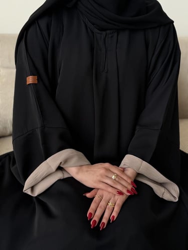 عباية اسود قماش (بلاك بيري) ،مقفلة بجيوب و بكُم لو...