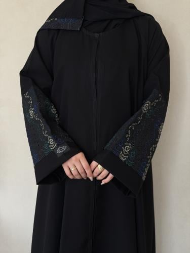 عباية كلوش قماش(كريب)باكمام ركام ملون