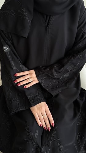 عباية نص كلوش قماش(انترنت)شك وتطريز