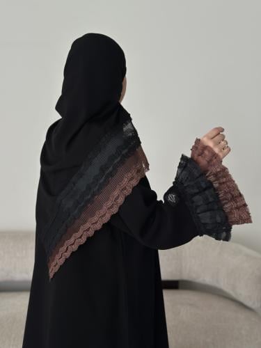 عباية نص كلوش قماش(سراميك)اضافة دانتيل اسود وبني
