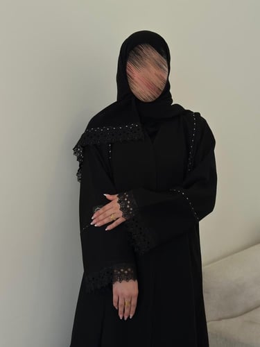 عباية نص كلوش قماش(كريب) باكمام دانتيل