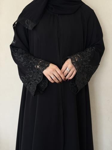 عباية كلوش قماش(انترنت)بأكمام دانتيل