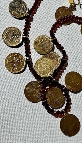 عقد قديم جدا تراثي احجار ياقوت مع عملات قديمه لون...