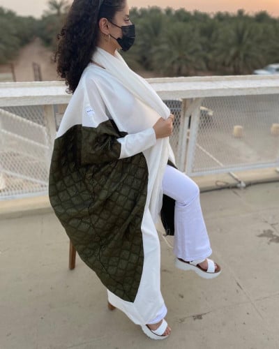 عباية ابيض مع تدخيلات باللون الزيتي المطرز