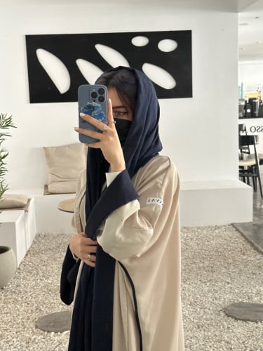 عباية اوف وايت مع اكمام كحلي