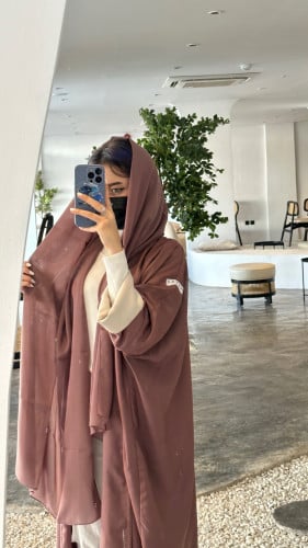 عباية وردي مع اكمام اوف وايت