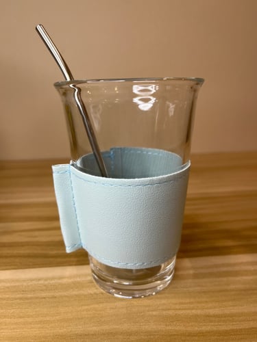 كوب زجاج مع مسكه جلد وملعقه ستل ستيل