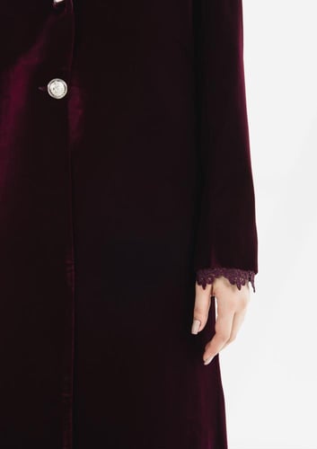 MALIA بلايزر مخمل توكسيدو باللون العنابي مع تطعيم...