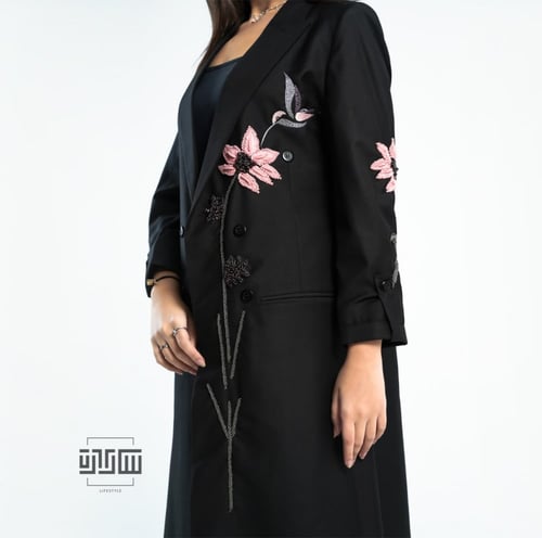 ريڤاج بلايزر اسود مطرز بنقش زهرة النرجس مع اكمام ف...