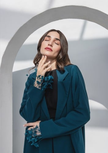 ايلوسيا : بلايزر مصنوع من الكتان الفاخر مع اكسسوار...