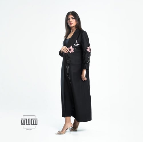ريڤاج بلايزر اسود مطرز بنقش زهرة النرجس مع اكمام ف...