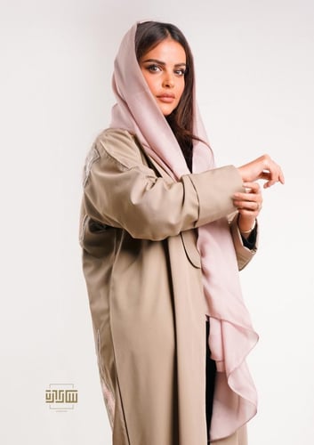 عبايه هيلينا مصنوعه من الكتان ومطرزه تطريز فاخر بن...