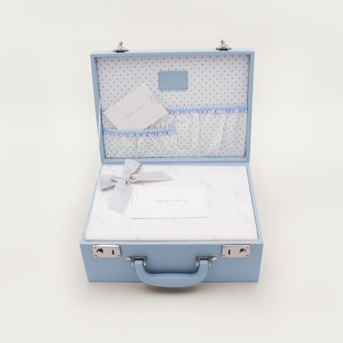 حقيبة جلدية فاخرة ببذله من براند Boss