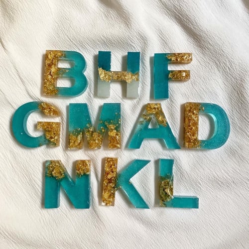 ميداليه احرف باللون البحري