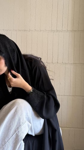 BL017 (نص كلوش كريب ملكي بدانتيل في الأكمام وأسفل...