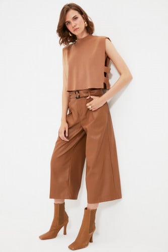 بلوزة تريكو مزينة بشريط جانبي أسود