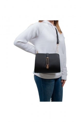 حقيبة سوداء أنيقة