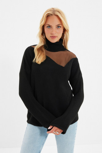 سترة تريكو سوداء بتفاصيل من التول ترينديول