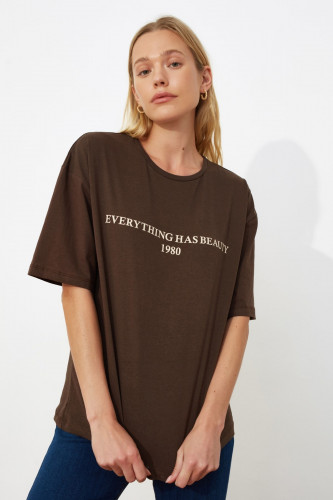 تي شيرت محبوك بنمط فضفاض مطبوع باللون البني من تري...