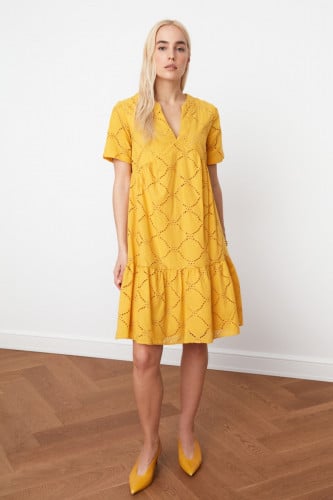 فستان أصفر مطرز بقصه واسعه من ترينديول