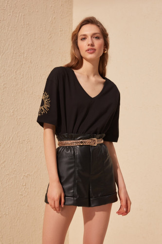 تي شيرت محبوك بنمط فضفاض مطرز بأكمام سوداء من ترين...