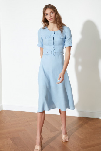 فستان أزرق بحزام من ترينديول