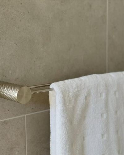 علاقة مناشف دبل (60 سم) اللون الذهبي المصقول نيرو...