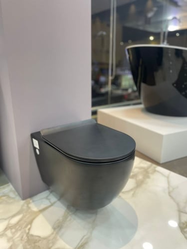 كرسي حمام معلق اسود غطاء هيدروليك دائري تيفاني / T...