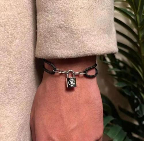 اسوارة لويس فيتون قفل