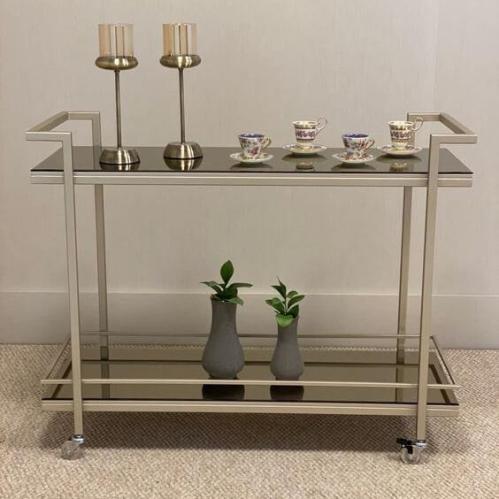 عربة تقديم معدن ذهبي مطفي وزجاج