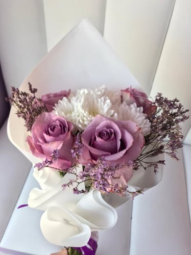 باقة ورد صغيرة من الروز البنفسجي