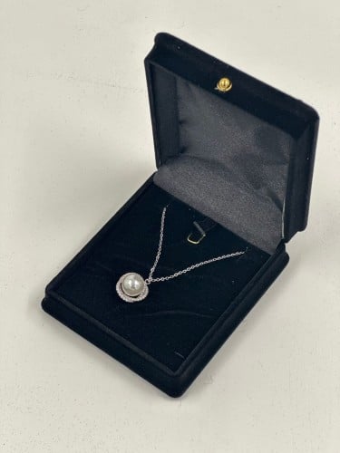 سلسال فضي باللؤلؤ