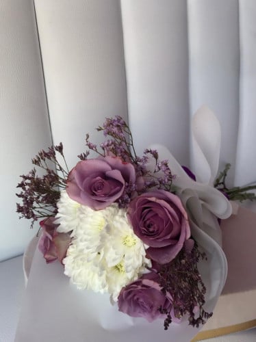 باقة ورد صغيرة من الروز البنفسجي