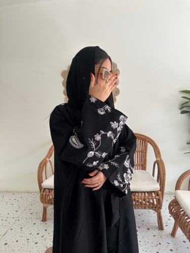 عباية "فرح " بتطريز ورود على الاكمام