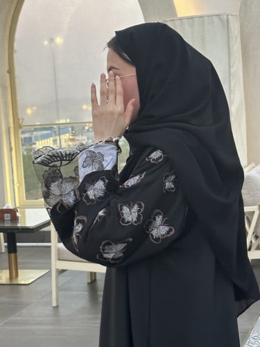 عباية شجن ، باللون الاسود وأكمام فراشات
