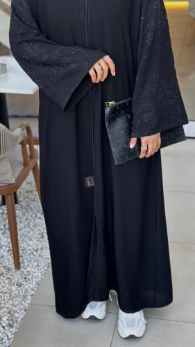 عباية غصون . قماش ملكي تطريز اسود مشجر على الأكمام