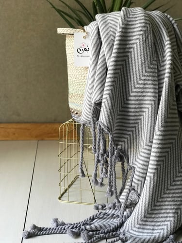 بطانية تشيفرون رمادي محبوكة مزينة بأهداب مبرومة