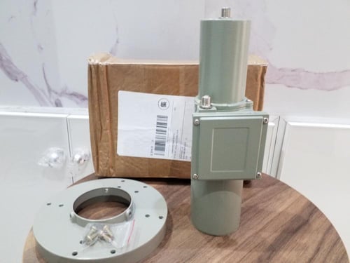 عدسة ثنائية سي / كيوباند Dual C /KU Band