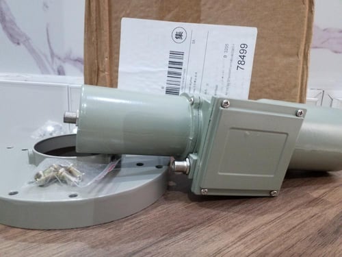 عدسة ثنائية سي / كيوباند Dual C /KU Band