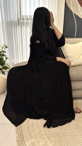 عباية طبقتين شيفون مزينة بكرستال على الجوانب والأك...