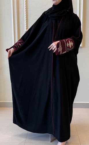 عباية بقصة الفراشة مزينة بشك على الأكمام