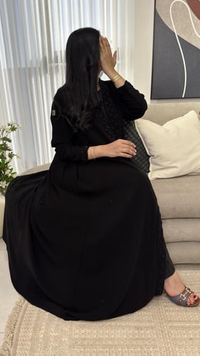 عباية فاخرة مزينة بشك أسود على الأمام