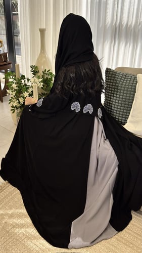 عباية مزينة بكسرة من الخلف مع شك أنيقة